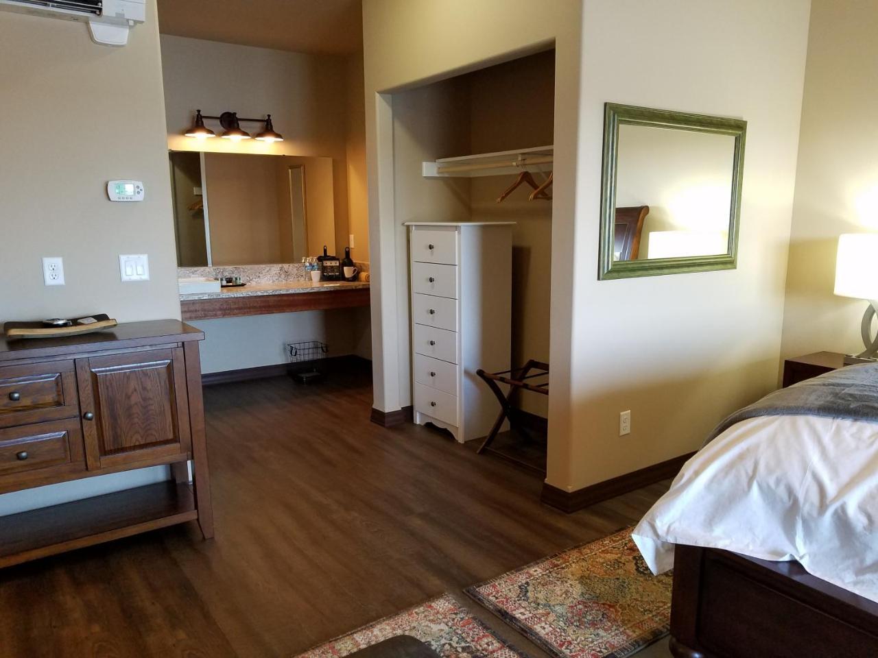 Zillah Lakes Inn Extérieur photo