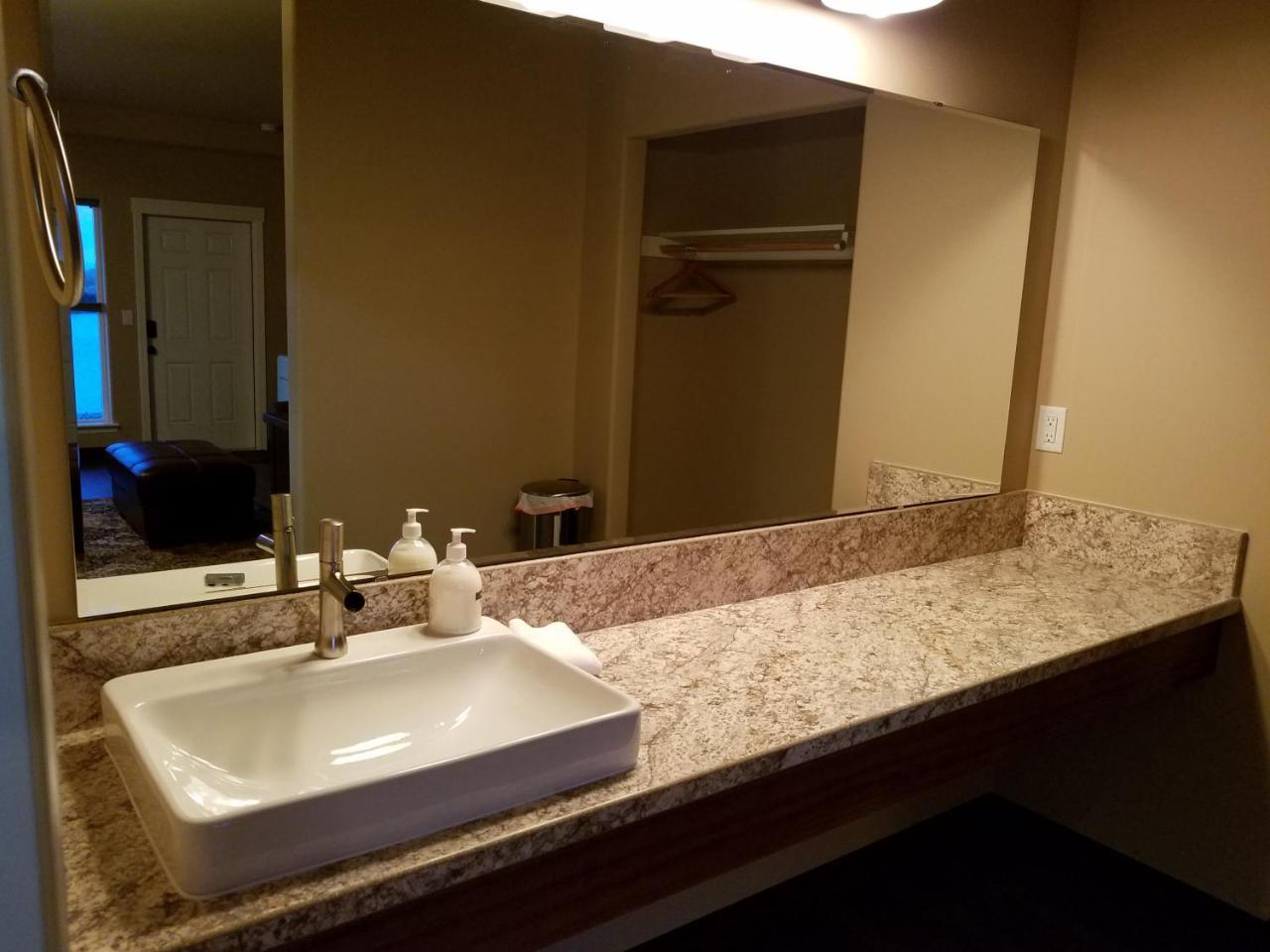 Zillah Lakes Inn Extérieur photo